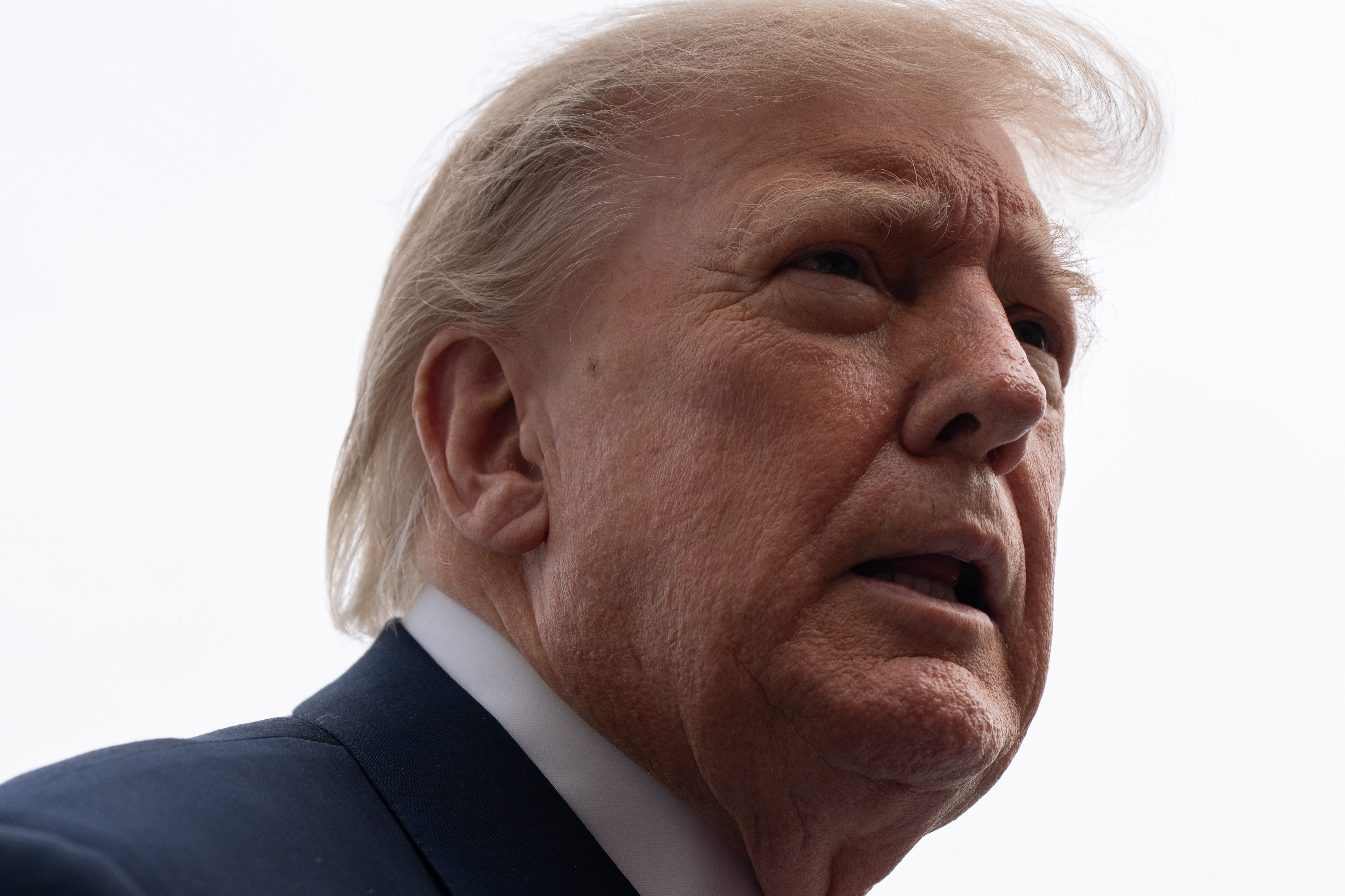 Donald Trump habla con los medios de comunicación en el jardín sur de la Casa Blanca.