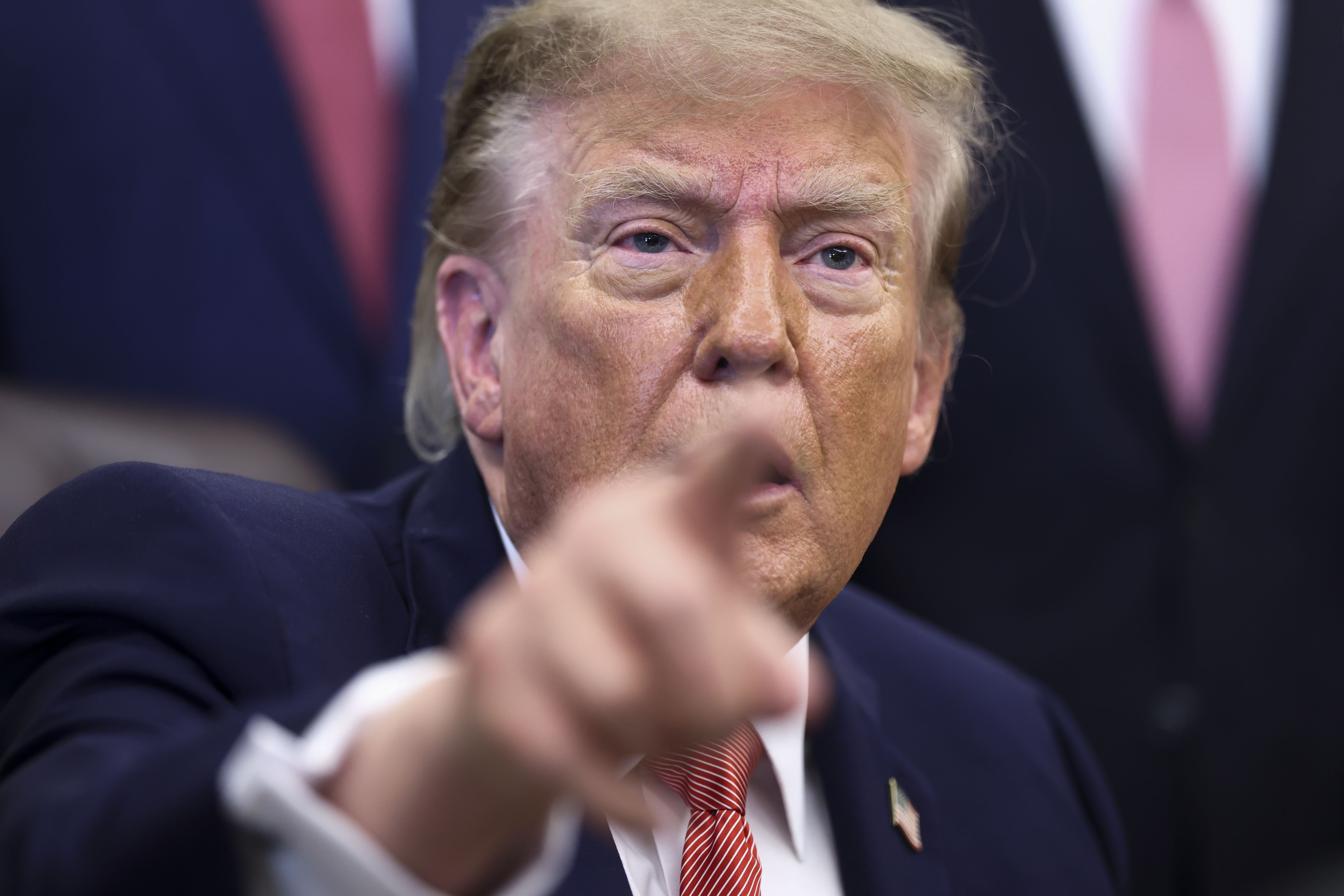 Trump insulta a otro periodista y le advierte que “más le vale tener cuidado”: así ocurrió