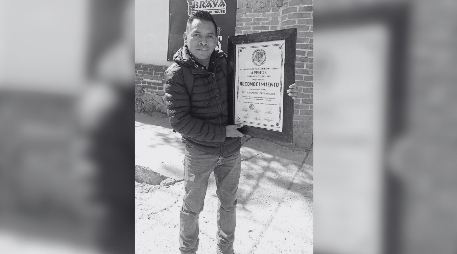 Evelio López Sánchez recibe el reconocimiento como Periodista del Año otorgado por la Asociación de Prensa de Huehuetenango en 2023.