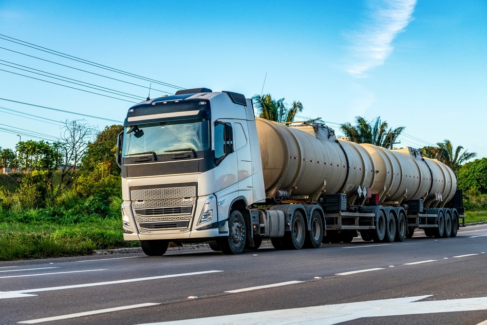 Gretec solicita un apoyo adicional de Q6 por galón, además de la exoneración establecida en el Decreto 22-2026, ante la presión que enfrenta el transporte de carga. (Foto, Prensa Libre: ShutterStock)