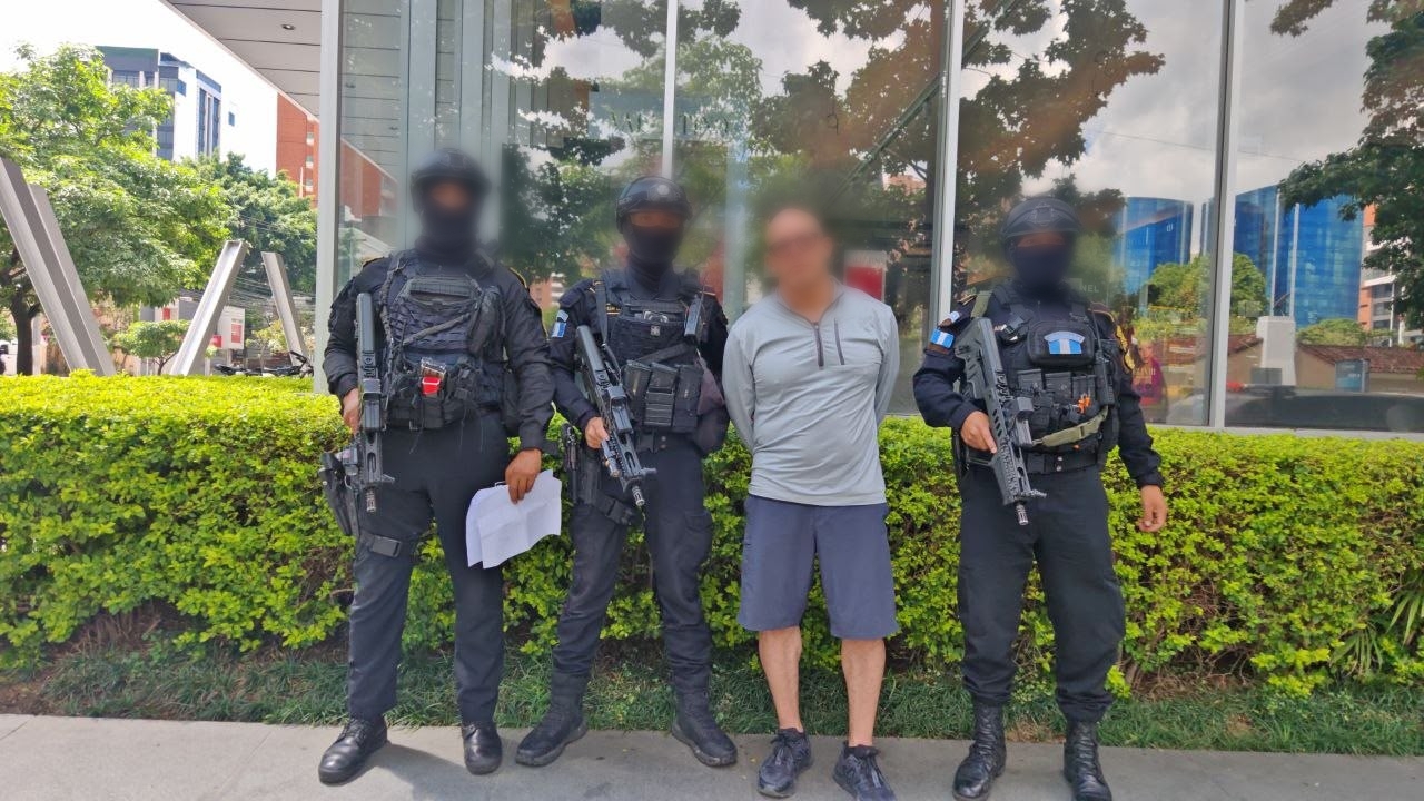 Agentes de la PNC capturan en la zona 10 a un mexicano de 57 años requerido por Estados Unidos por un cargo relacionado con la importación de narcóticos. (Foto Prensa Libre: MP)