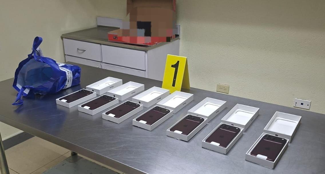 Los siete teléfonos iPhone 18 Pro Max localizados durante una inspección de equipaje en el Aeropuerto Internacional La Aurora están valorados en más de Q90 mil, según la PNC. (Foto Prensa Libre: PNC)