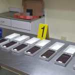 Los siete teléfonos iPhone 18 Pro Max localizados durante una inspección de equipaje en el Aeropuerto Internacional La Aurora están valorados en más de Q90 mil, según la PNC. (Foto Prensa Libre: PNC)