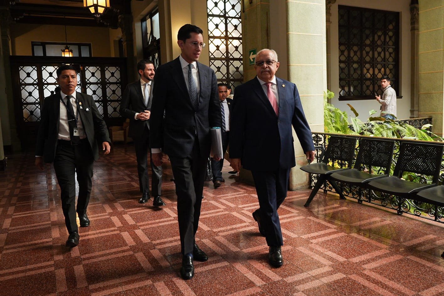 El canciller mexicano, Roberto Velasco, y su homólogo guatemalteco, Carlos Ramiro Martínez, durante una jornada de trabajo sobre seguridad e integración económica entre ambos países. (Foto Prensa Libre: Tomada de @MinexGt)