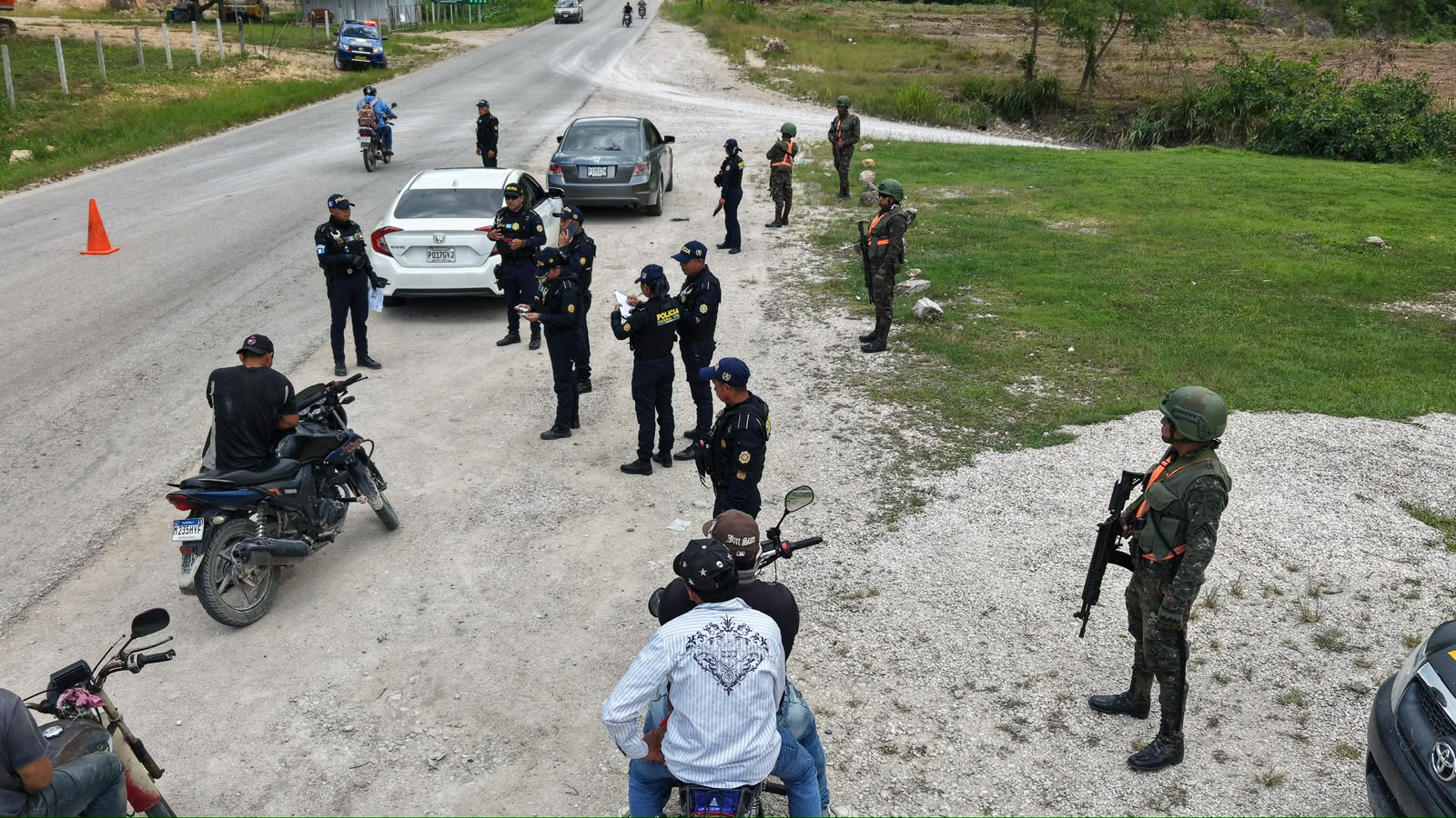 Agentes de la PNC y fiscales del MP fueron retenidos por pobladores durante un operativo en Camanchaj, Chichicastenango, Quiché. Imagen de referencia. (Foto Prensa Libre: PNC)