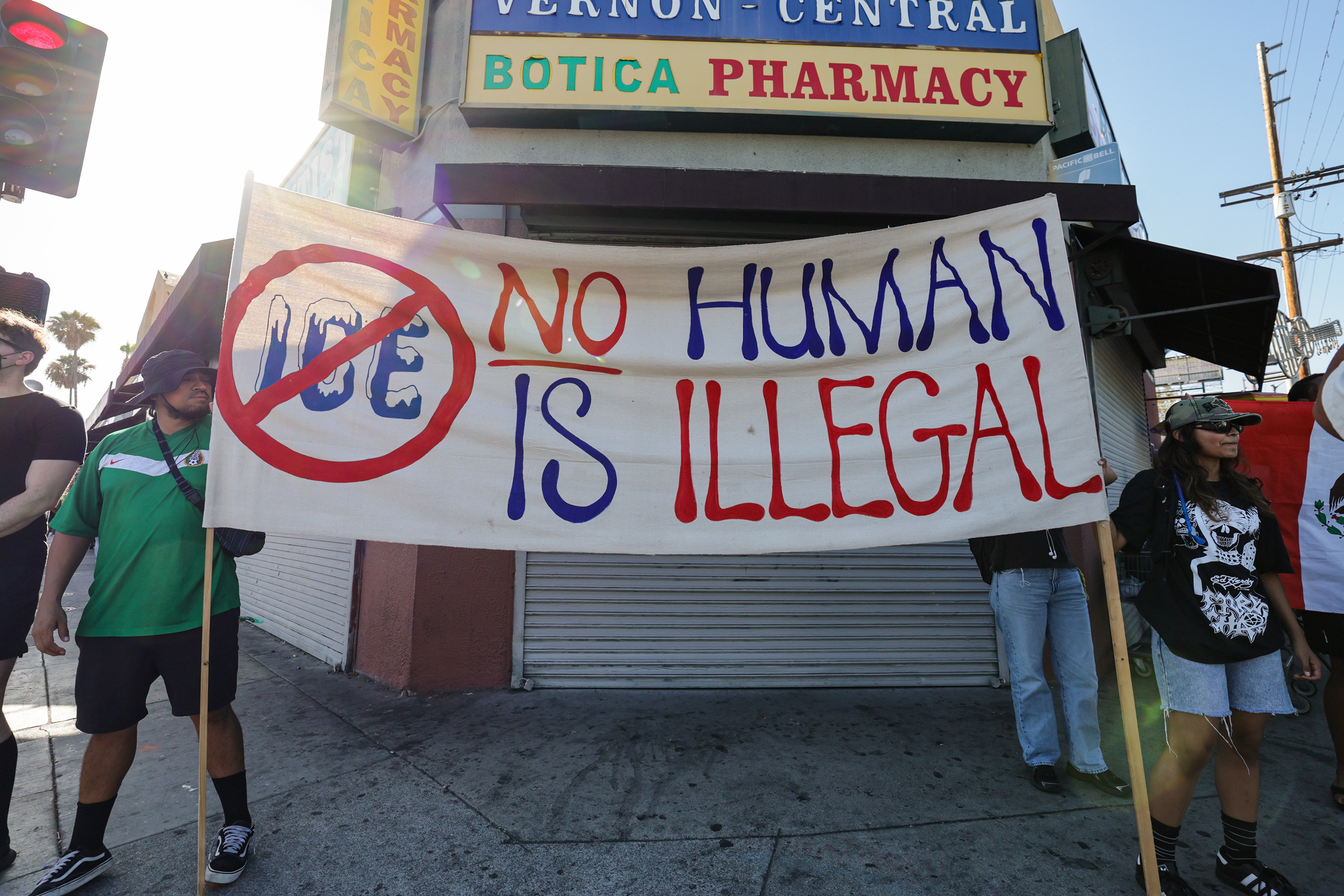 Fueron a una llantera como clientes: Así habrían actuado agentes de ICE para detener a inmigrante