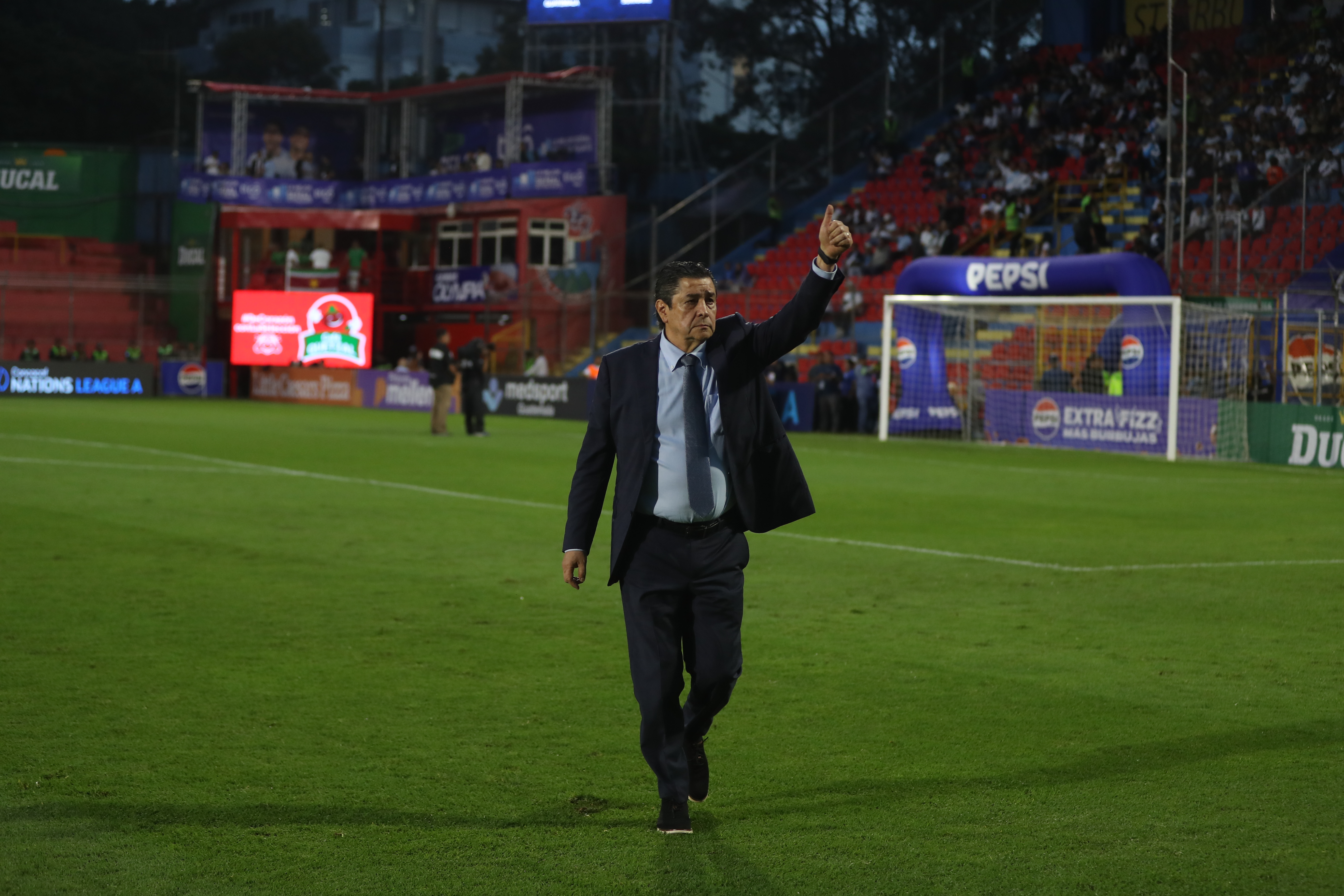Luis Fernando Tena explica cómo Guatemala buscó la victoria ante Surinam hasta el final.(Foto Prensa Libre: Douglas Suruy).