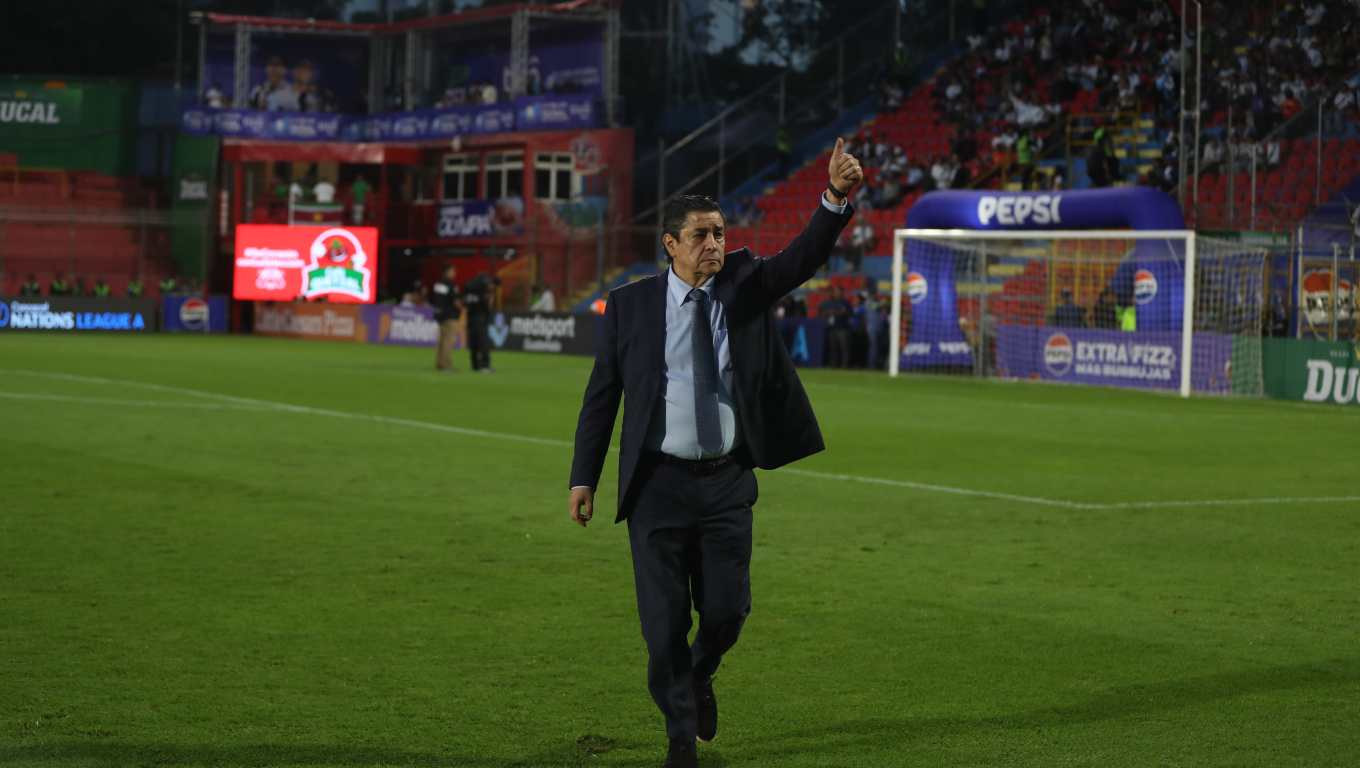 Luis Fernando Tena explica cómo Guatemala buscó la victoria ante Surinam hasta el final.(Foto Prensa Libre: Douglas Suruy).