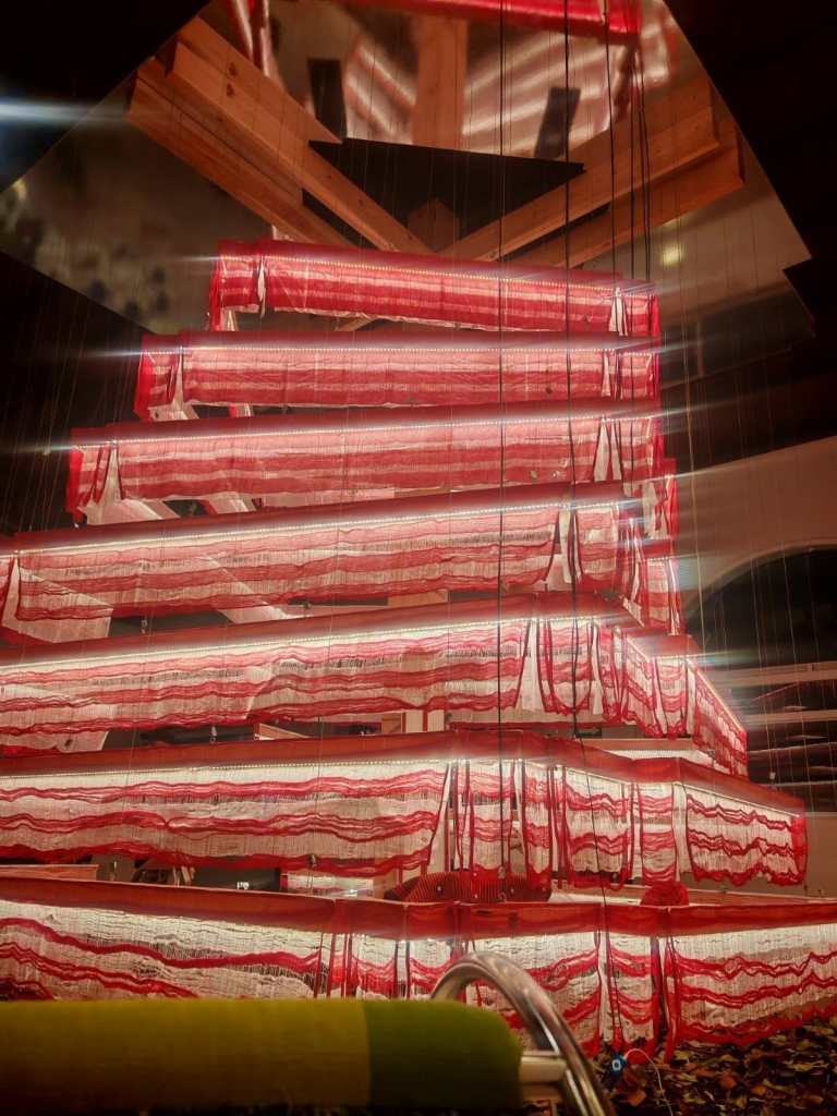 La pirámide de Guatemala Diseña con las Manos luce textiles tradicionales que representan la riqueza cultural y el talento de las tejedoras guatemaltecas. (Foto, Prensa Libre: cortesía Inguat) 