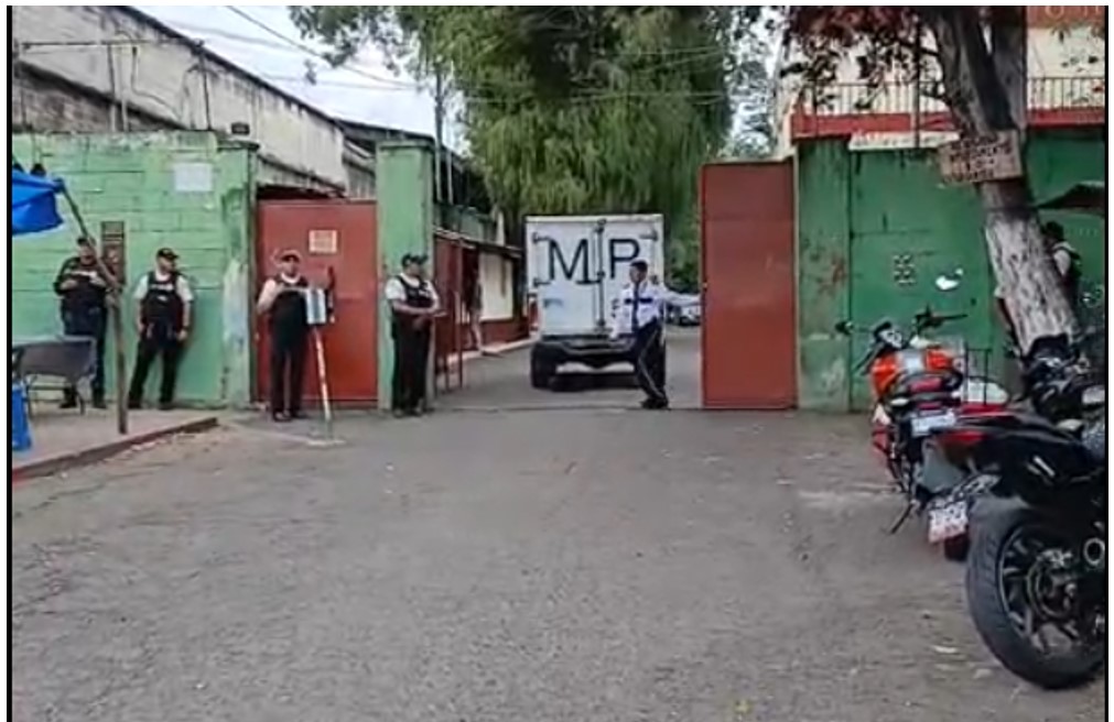 Personal del Ministerio Público ingresa en el Instituto Técnico Vocacional Dr. Imrich Fischmann, en la zona 13, para efectuar diligencias de allanamiento. (Foto Prensa Libre: Captura de pantalla)