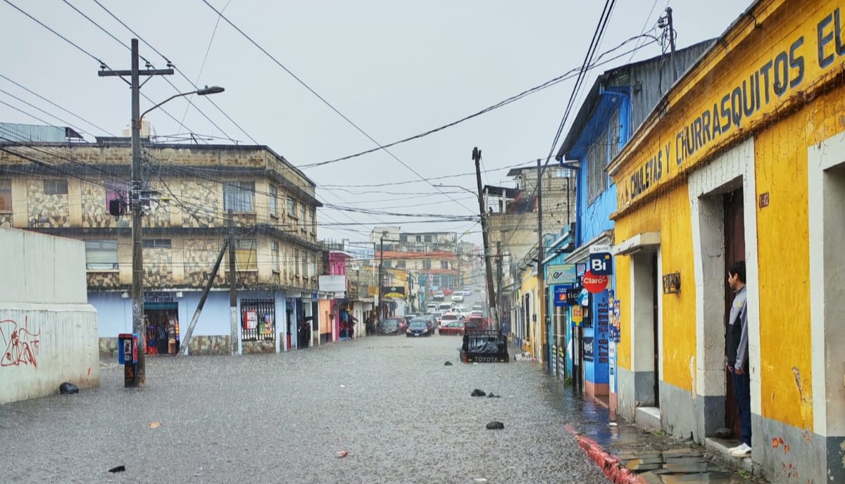 La acumulación de agua de lluvia dificulta la circulación vehicular en una calle de Quetzaltenango, tras las fuertes precipitaciones registradas en la cabecera departamental. (Foto Prensa Libre: Conred)