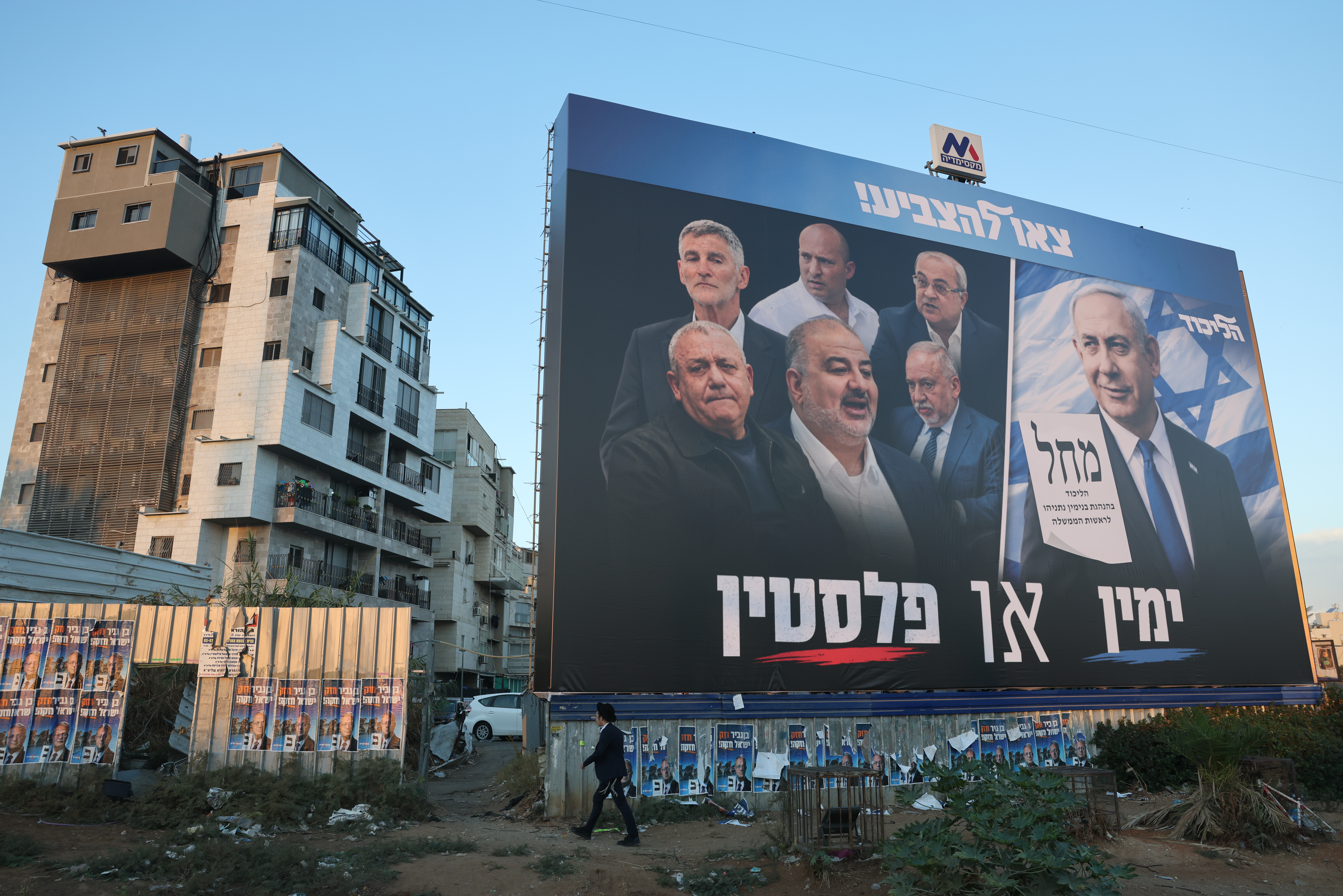 Bnei Brak (Israel), 18/10/2026.- A person walks past an election billboard featuring an image of Israeli Prime Minister Benjamin Netanyahu, and reading in Hebrew 'It's either the Right or Palestine,' in Bnei Brak near Tel Aviv, Israel, 18 October 2026. Israel will hold legislative elections on 27 October 2026. (Elecciones) EFE/EPA/ABIR SULTAN
