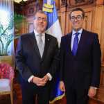 El presidente Bernardo Arévalo llevó a cabo la juramentación de Jonathan Menkos como presidente del Banguat. Horas después, el Cacif presentó un recurso de amparo contra el nombramiento. (Foto Prensa Libre: cortesía de Presidencia)