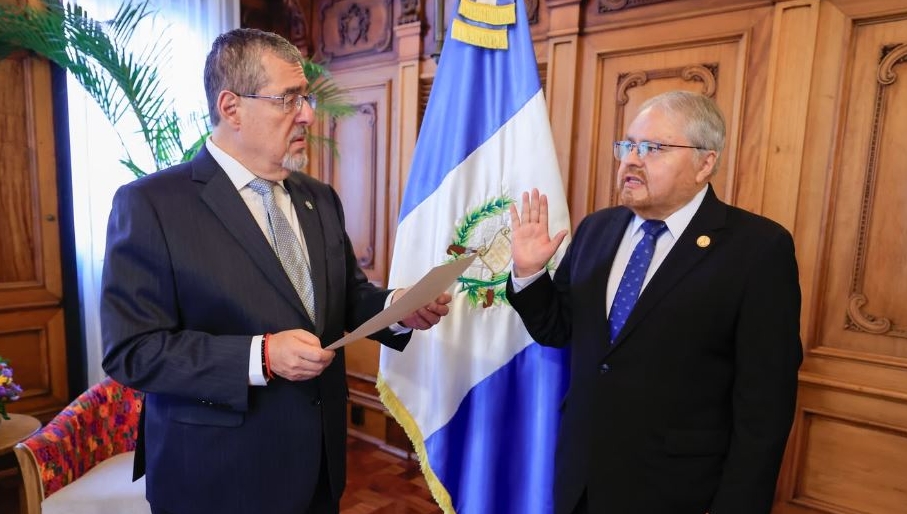 José Alfredo Blanco Valdés juramentado por el presidente Bernardo Arévalo Guatemala como vicepresidente del Banguat