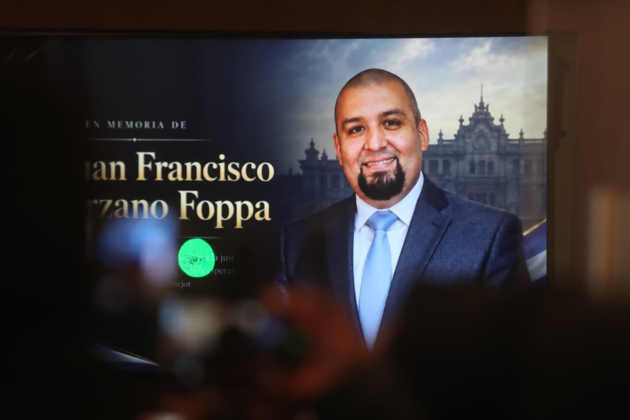 Cuadro con una fotografía de Juan Francisco Solórzano Foppa colocado durante su velorio.