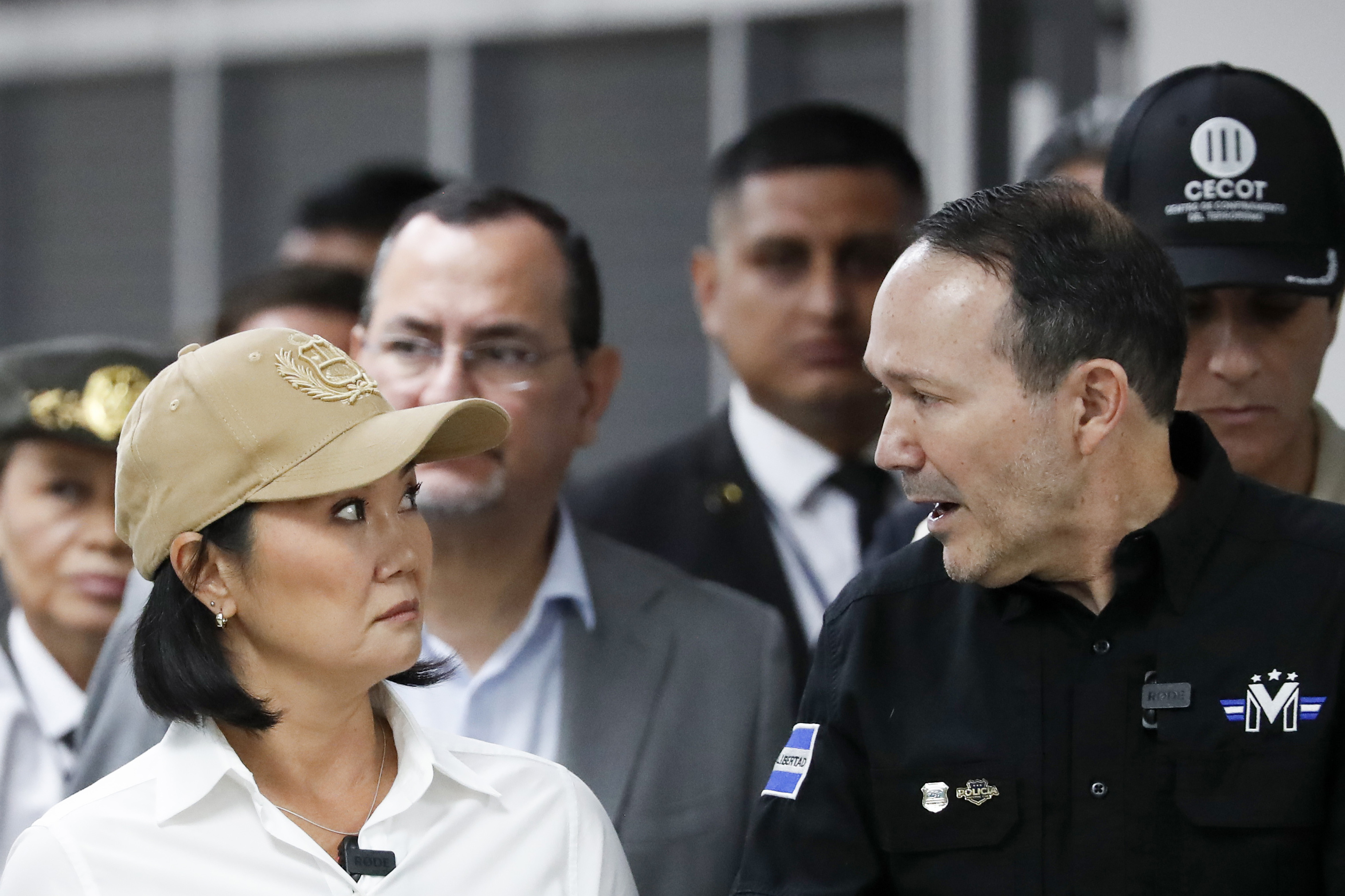 El ministro salvadoreño Gustavo Villatoro conversa con Keiko Fujimori durante la visita de la presidenta peruana a la megacárcel Cecot, en Tecoluca. (Foto Prensa Libre: EFE)