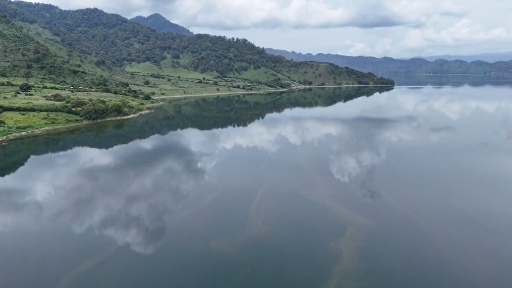 Vista aérea de la Laguna de Ayarza, en Santa Rosa, captada con un dron durante la inspección efectuada por las autoridades. (Foto Prensa Libre: Byron Baiza)