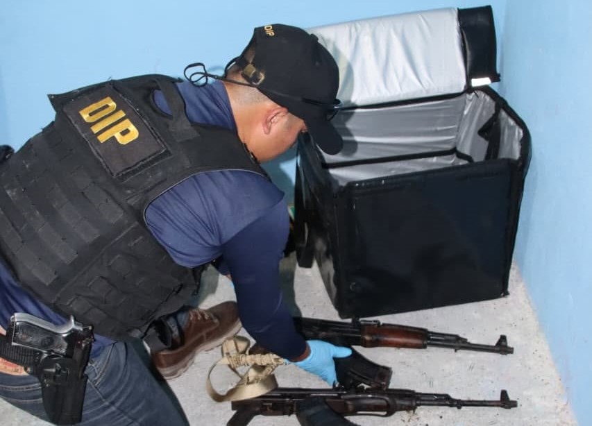 La PNC localiza cuatro fusiles AK-47, más de 100 municiones y droga durante un allanamiento en una vivienda de Ciudad Peronia, Villa Nueva, presuntamente vinculada con el sicariato. (Foto Prensa Libre: PNC)