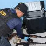 La PNC localiza cuatro fusiles AK-47, más de 100 municiones y droga durante un allanamiento en una vivienda de Ciudad Peronia, Villa Nueva, presuntamente vinculada con el sicariato. (Foto Prensa Libre: PNC)