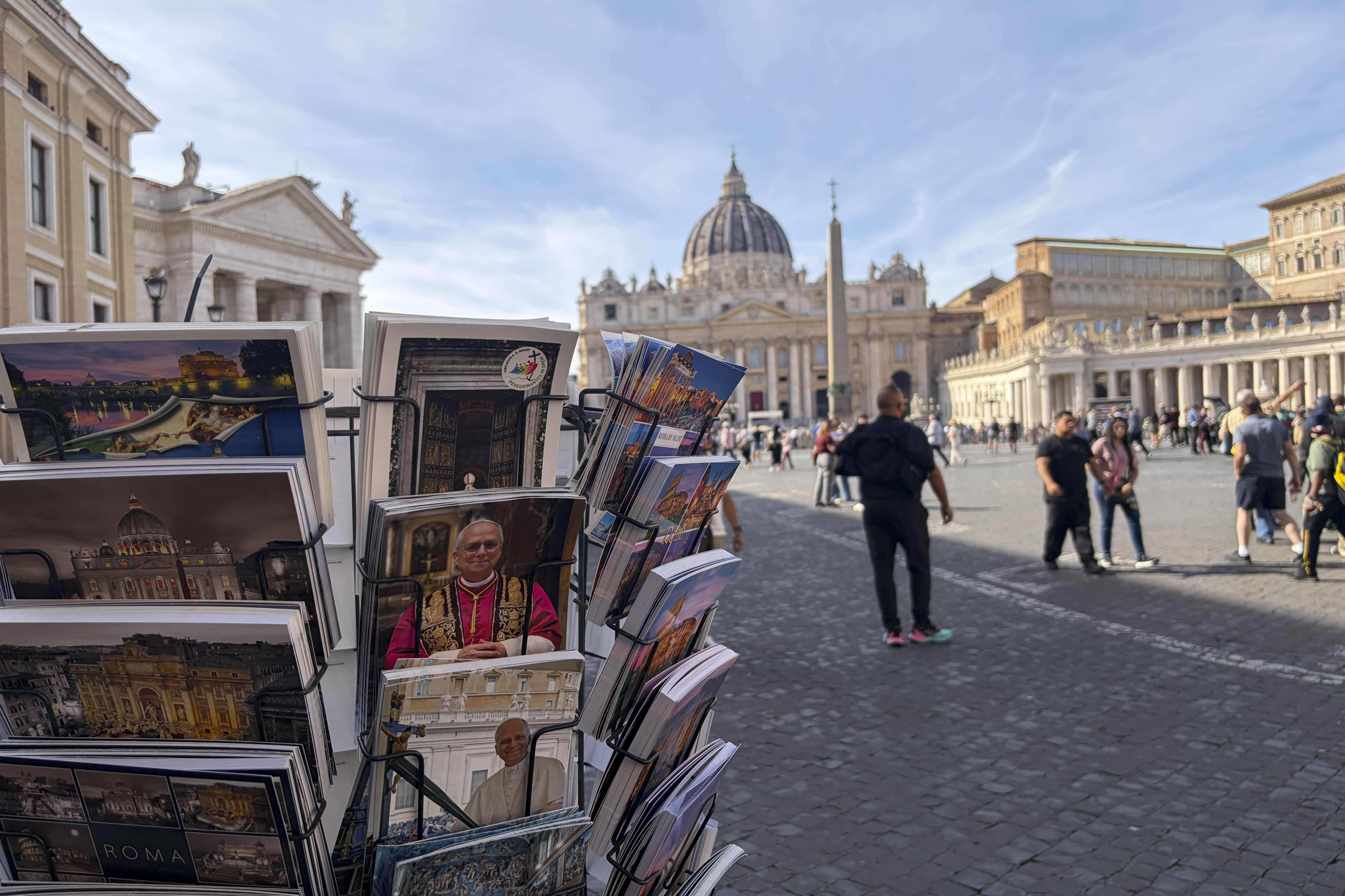 CIUDAD DEL VATICANO (VATICANO), 14/10/2026.- Vista de la plaza de San Pedro del Vaticano este miércoles. Tristeza por no poder ver al papa, preocupación por su salud y esperanza en su recuperación. La hospitalización de León XIV ha cambiado los planes de cientos de peregrinos que se han acercado a la plaza de San Pedro con la ilusión de verle en una misa programada para hoy, pero que se ha celebrado sin el pontífice. Este miércoles, día en el que normalmente se celebran las audiencias generales, la plaza de San Pedro acogió la misa de clausura del encuentro internacional con motivo del décimo aniversario de la publicación de 'Amoris Laetitia', la exhortación apostólica del papa Francisco sobre el amor en la familia. EFE/ Claudia Sacristán