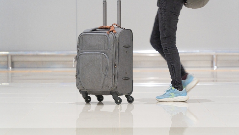Los guatemaltecos que viajen en avión deben verificar las medidas y el peso permitido para su equipaje, así como las condiciones de la tarifa, para evitar cobros adicionales en el aeropuerto. (Foto, Prensa Libre: ShutterStock)