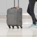 Los guatemaltecos que viajen en avión deben verificar las medidas y el peso permitido para su equipaje, así como las condiciones de la tarifa, para evitar cobros adicionales en el aeropuerto. (Foto, Prensa Libre: ShutterStock)