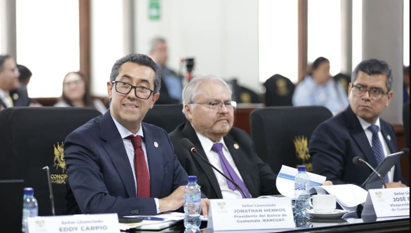 Jonathan Menkos acudió a la Comisión de Finanzas del Congreso para presentar los escenarios macroeconómicos del 2027, pero varios diputados lo cuestionaron por su nombramiento como presidente del Banco de Guatemala (Banguat) y de la Junta Monetaria (JM). (Foto Prensa Libre: Cortesía Congreso de la República)