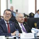 Jonathan Menkos acudió a la Comisión de Finanzas del Congreso para presentar los escenarios macroeconómicos del 2027, pero varios diputados lo cuestionaron por su nombramiento como presidente del Banco de Guatemala (Banguat) y de la Junta Monetaria (JM). (Foto Prensa Libre: Cortesía Congreso de la República)