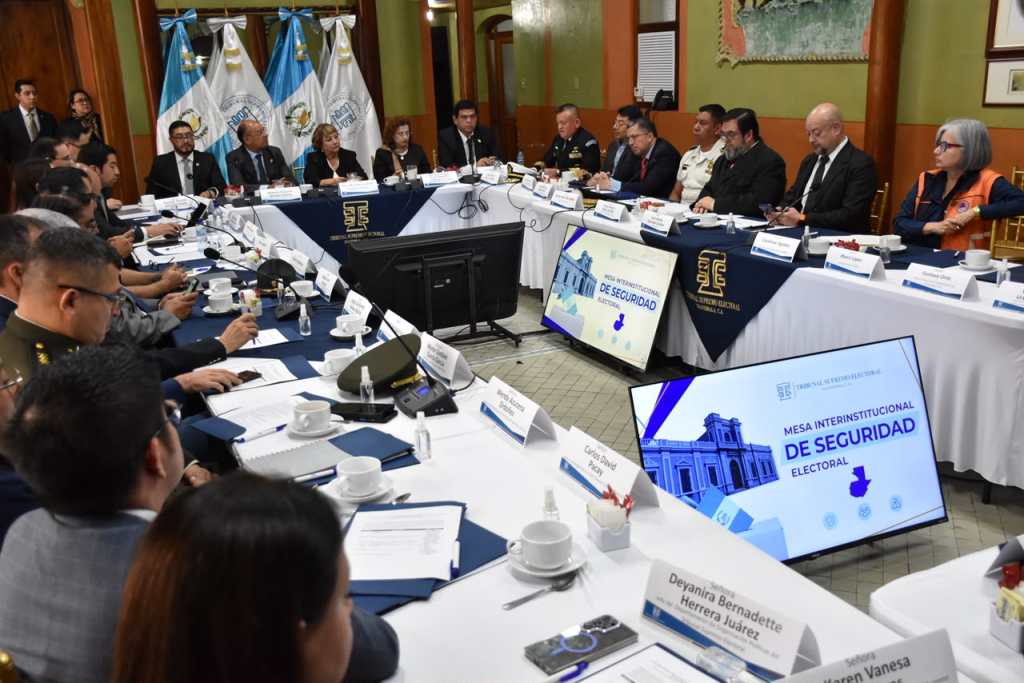 Magistrados del TSE y representantes de instituciones participan en la reunión de la Mesa Interinstitucional de Seguridad Electoral.