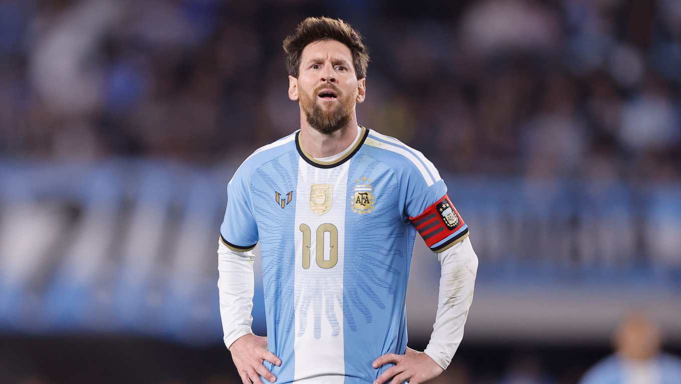 Lionel Messi de Argentina reacciona este martes, en un partido Amistoso Internacional entre Argentina y Benín en el estadio Monumental, en Buenos Aires (Argentina).(Foto Prensa Libre: EFE).