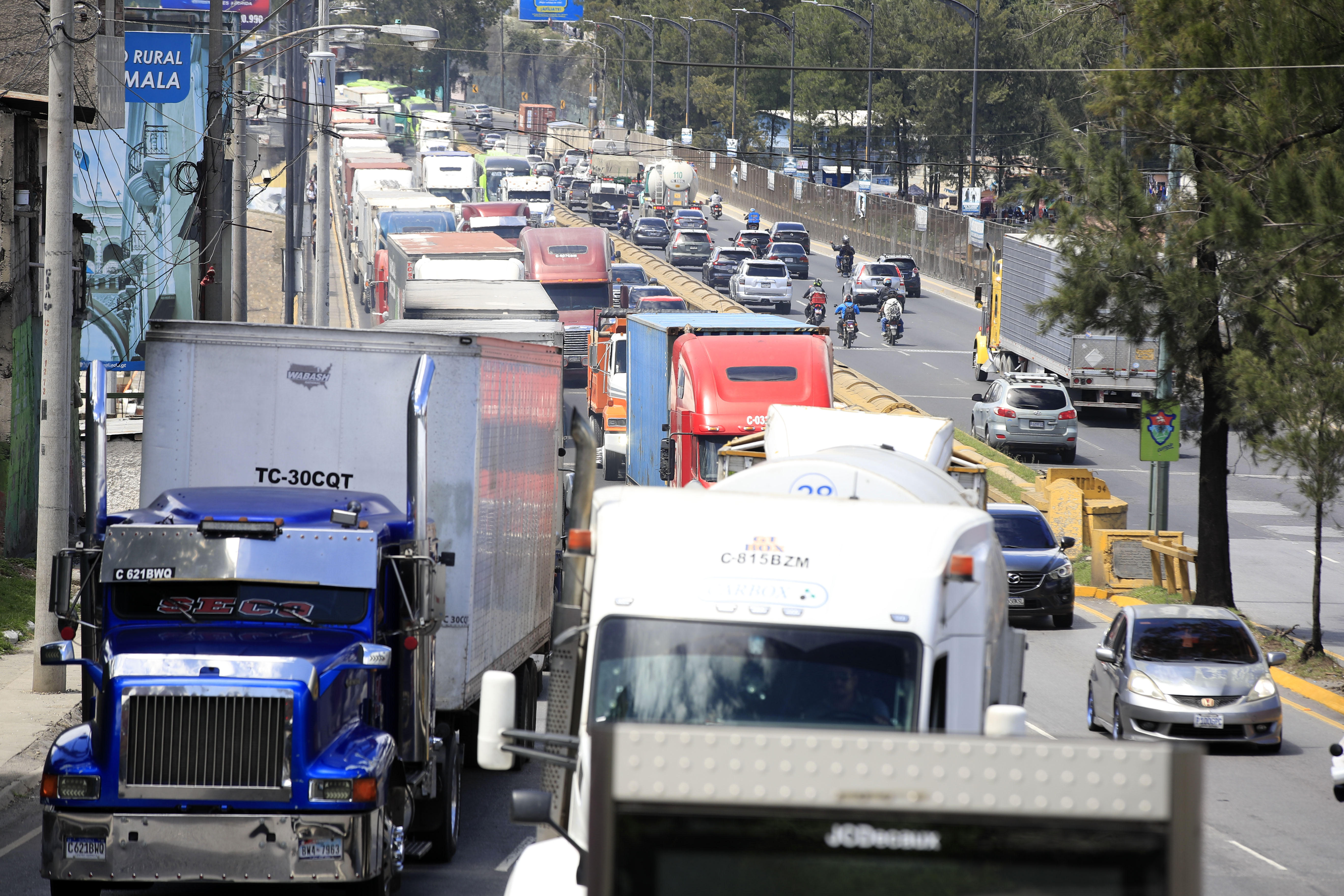 Salubristas bloquean más de 15 puntos en el país para solicitar aumento de salario, contratación de más personal y medicamento para hospitales. Uno de los puntos bloqueados fue el puente El Incienso desde zona 7 hasta el Centro Histórico. Horas después retiran el bloqueo pero persiste el tráfico.Fotografía Prensa Libre: María Reneé Barrientos Gaytan. 13-10-2026.