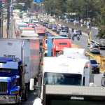 Salubristas bloquean más de 15 puntos en el país para solicitar aumento de salario, contratación de más personal y medicamento para hospitales. Uno de los puntos bloqueados fue el puente El Incienso desde zona 7 hasta el Centro Histórico. Horas después retiran el bloqueo pero persiste el tráfico.
Fotografía Prensa Libre: María Reneé Barrientos Gaytan. 13-10-2026.