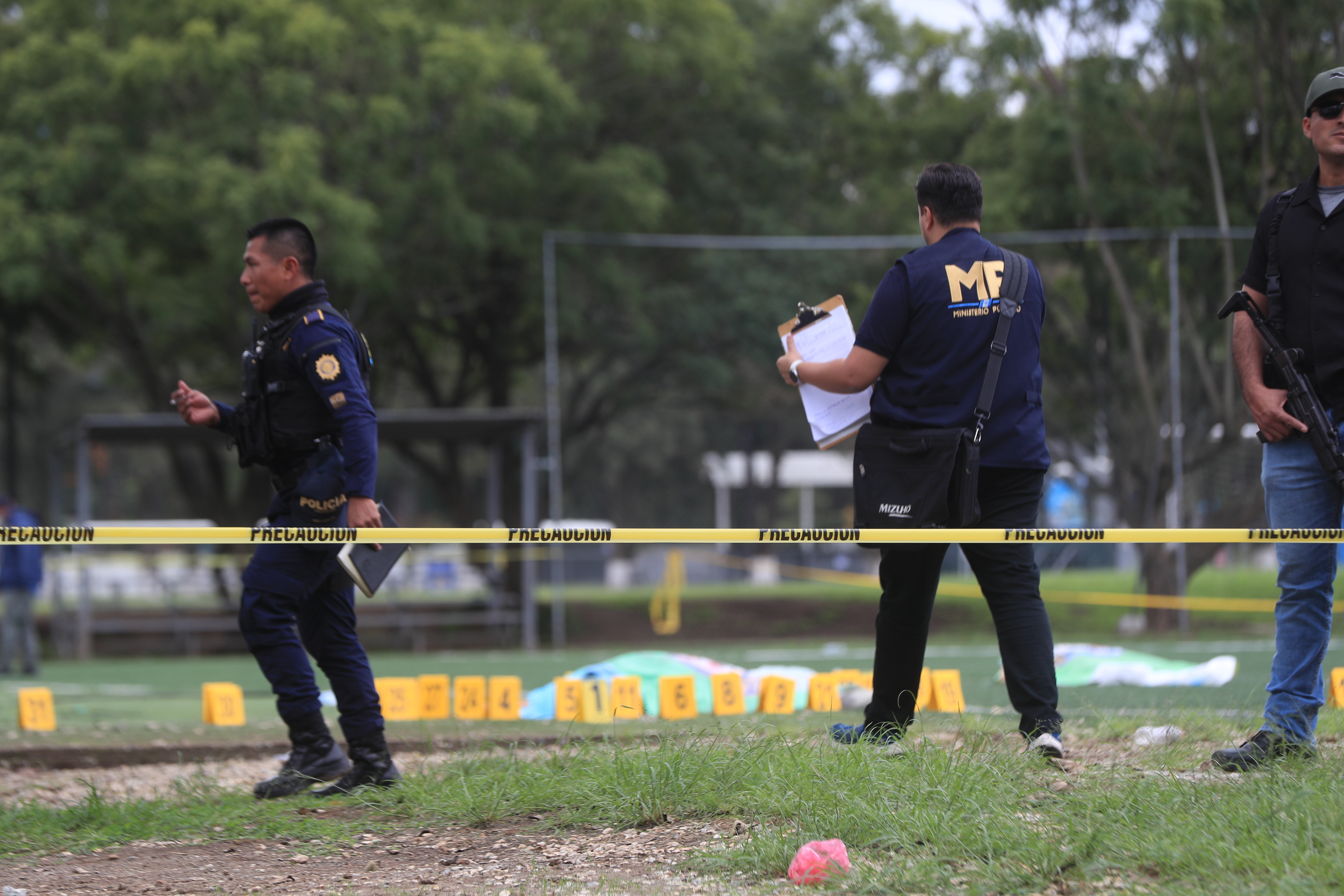 Juan Francisco Solórzano Foppa, exjefe de la Superintendencia de Administración Tributaria (SAT), murió durante un ataque armado registrado en el complejo deportivo del Campo Marte, en la zona 5 de la capital. En el hecho también falleció otro hombre.

foto Byron Rivera 
17/10/2026