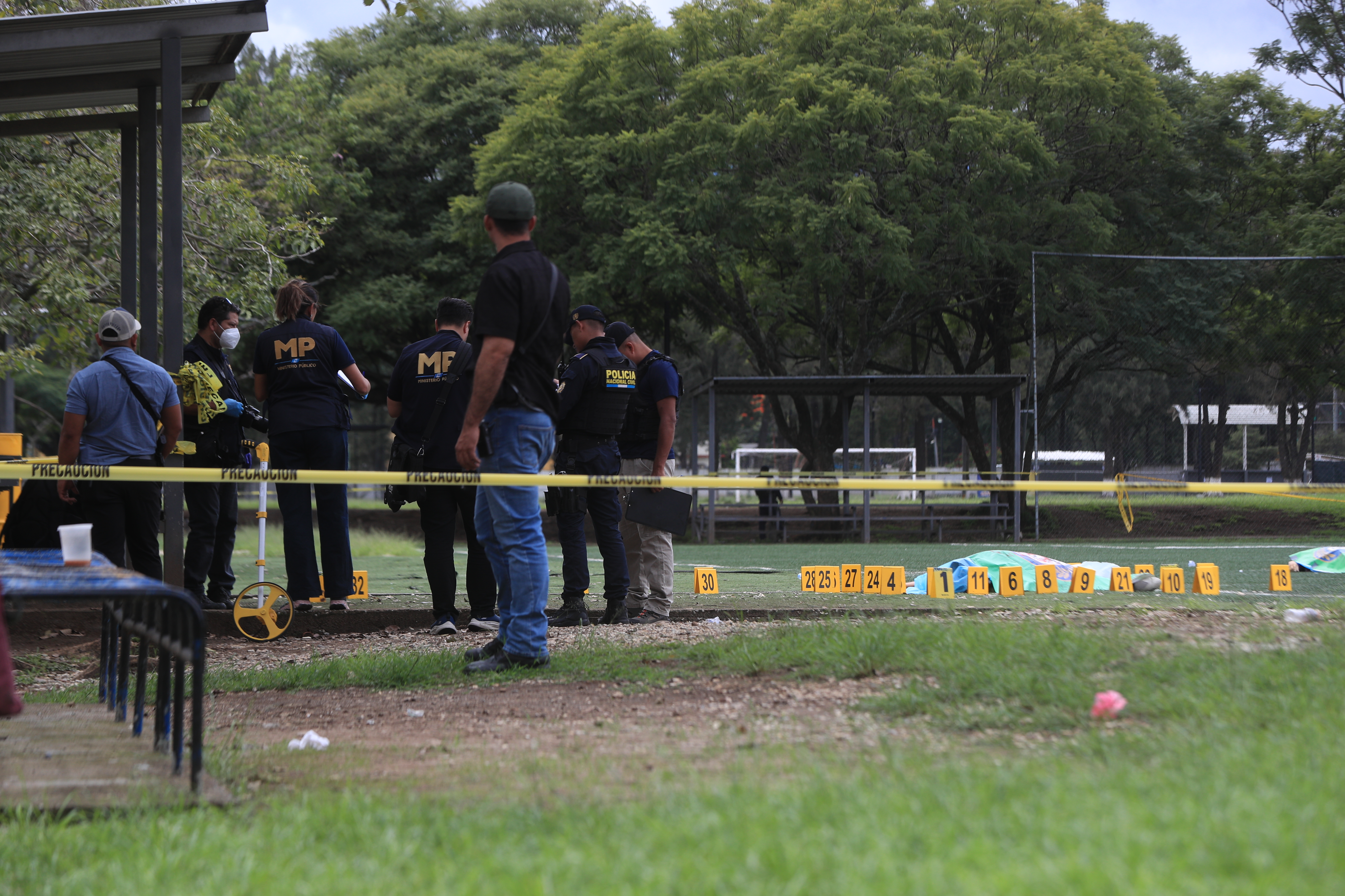 Juan Francisco Solórzano Foppa, exjefe de la Superintendencia de Administración Tributaria (SAT), murió durante un ataque armado registrado en el complejo deportivo del Campo Marte, en la zona 5 de la capital. En el hecho también falleció otro hombre.

foto Byron Rivera 
17/10/2026