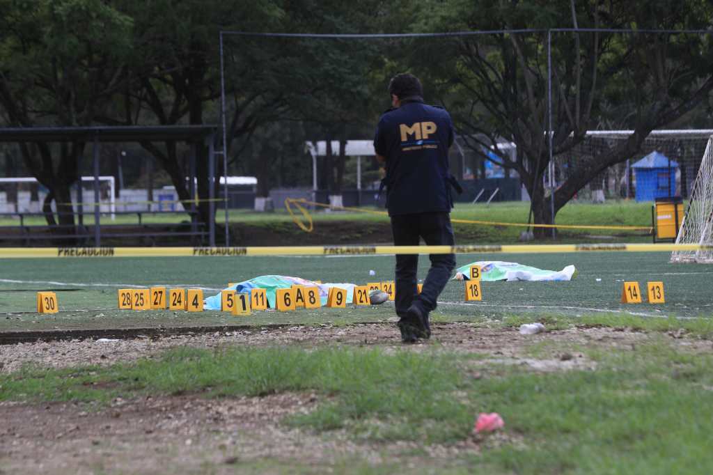 Investigadores procesan la escena tras el ataque armado en el Campo Marte, zona 5 de Guatemala, donde murieron Juan Francisco Solórzano Foppa y Gustavo Adolfo Aguilar.