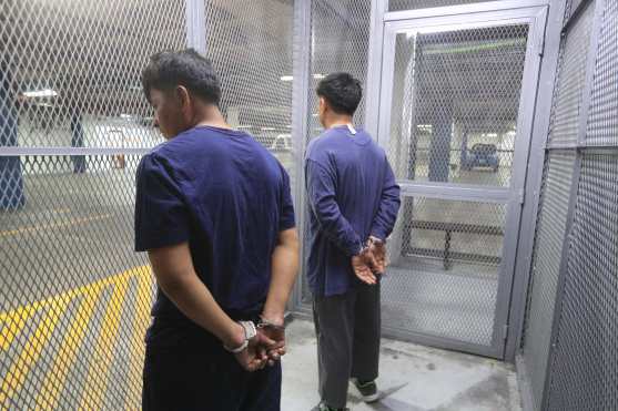 Agentes de la Policía Nacional Civil (PNC) capturaron a dos hombres señalados de participar en el ataque armado en el que murió Juan Francisco Solórzano Foppa, exdirector de la SAT, en el Campo Marte, zona 5 capitalina. Durante el operativo, las autoridades reportaron la incautación de un arma de fuego.
foto Byron Rivera
17/10/2026