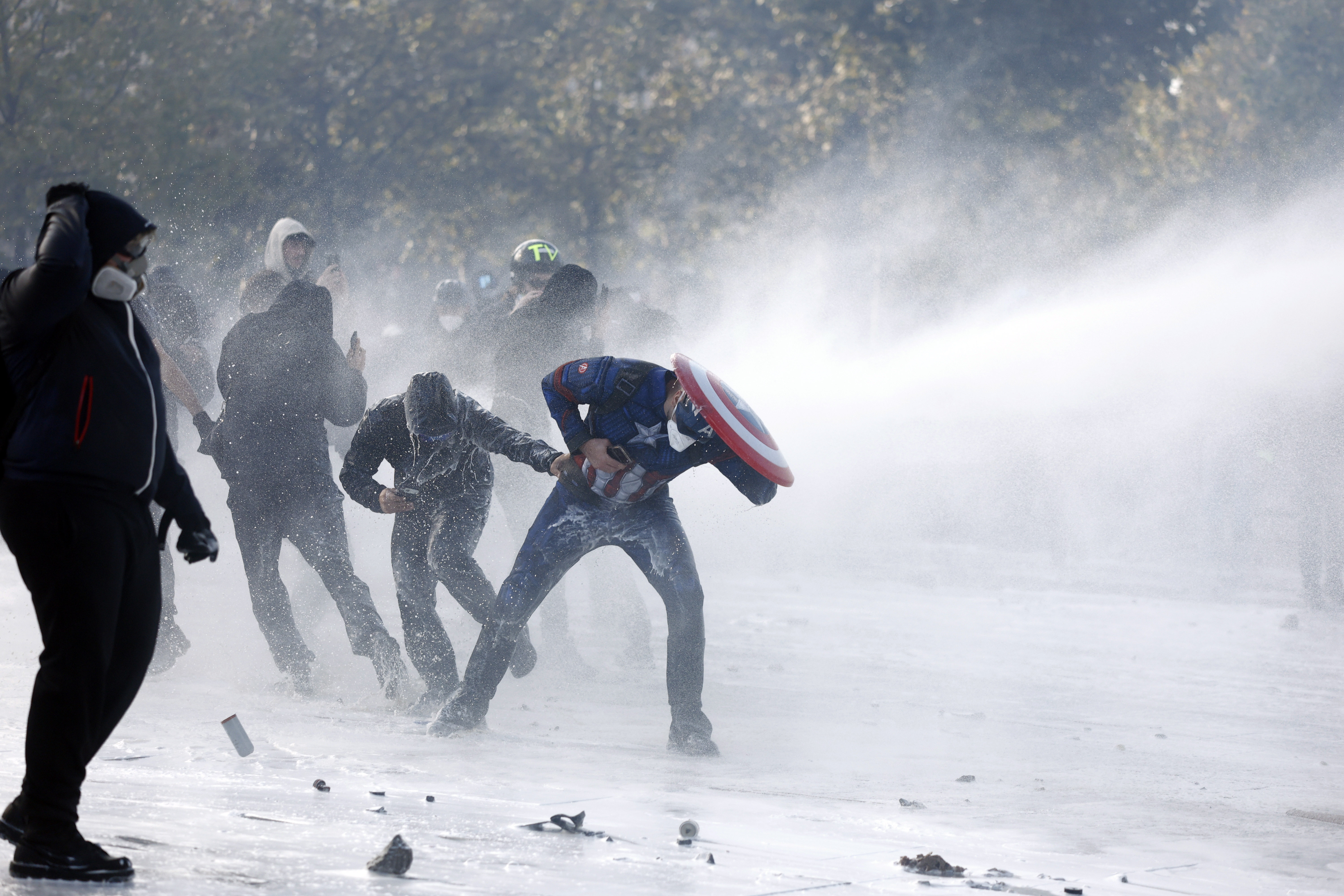 PARIS (France), 17/10/2026.- French police use a water cannon against protesters following clashes during a demonstration over the rising cost of living and cuts to public services in Paris, France, 17 October 2026. The nationwide mobilization brings together Yellow Vest (Gilets Jaunes) activists, high school and university students, trade unions and other groups protesting rising living costs, fuel prices and deteriorating public services, while demanding improvements in education and school conditions. (Protestas, Francia) EFE/EPA/YOAN VALAT