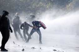 PARIS (France), 17/10/2026.- French police use a water cannon against protesters following clashes during a demonstration over the rising cost of living and cuts to public services in Paris, France, 17 October 2026. The nationwide mobilization brings together Yellow Vest (Gilets Jaunes) activists, high school and university students, trade unions and other groups protesting rising living costs, fuel prices and deteriorating public services, while demanding improvements in education and school conditions. (Protestas, Francia) EFE/EPA/YOAN VALAT