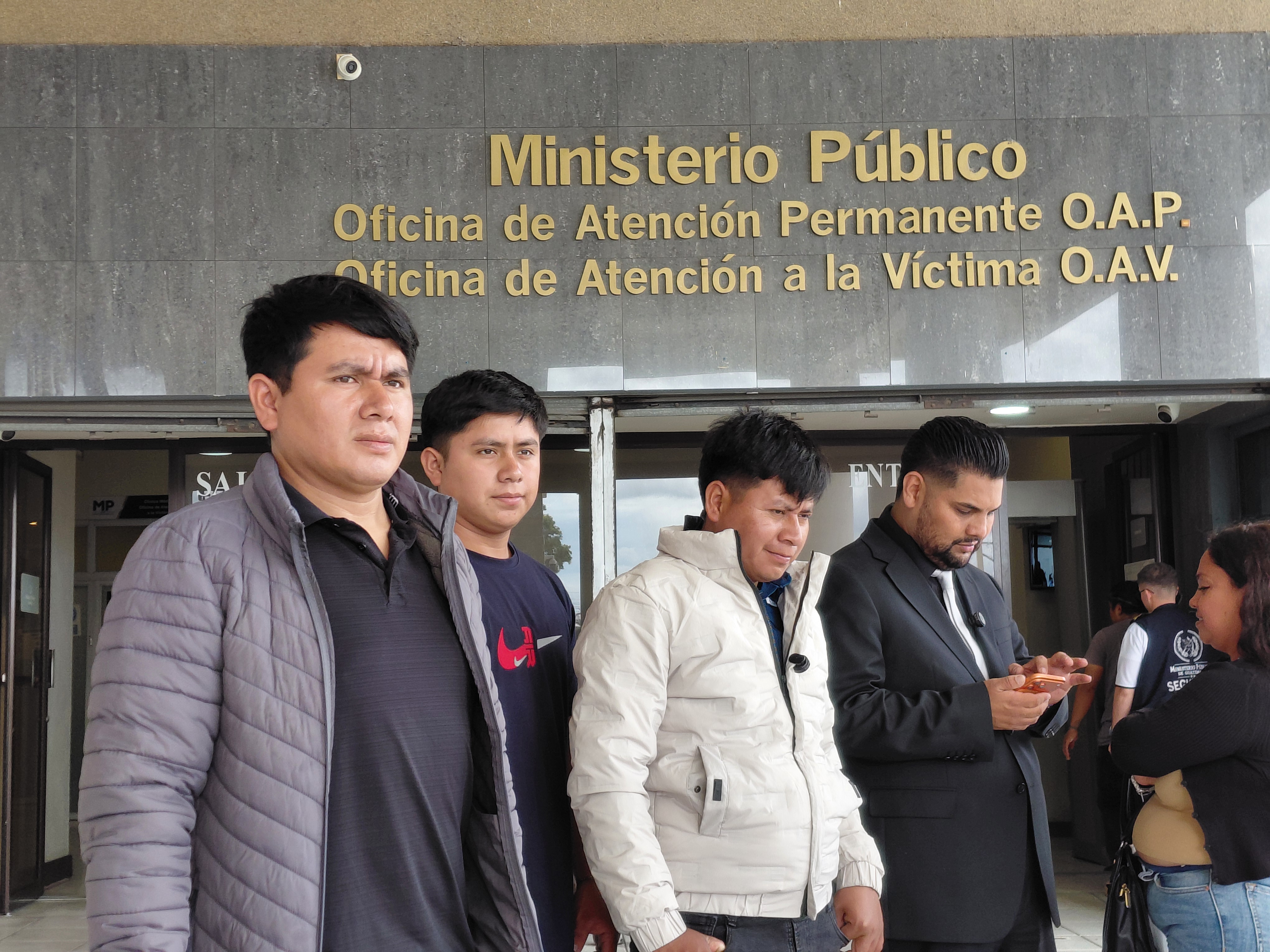 Los hermanos Rigoberto y Daniel Choc Toz exigen disculpas públicas al Estado de Guatemala y dan un plazo de 48 horas para recibir una respuesta, tras su captura por el asesinato de Juan Francisco Solórzano Foppa, caso en el que ambos quedaron en libertad por falta de mérito.foto Byron Rivera 22/10/2026