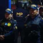 ALLANAMIENTO EN LA USAC. En horas de la tarde del viernes 18 de septiembre se dio la alerta que varios agentes de la PNC estaban ingresando a las instalaciones de la USAC junto a gente del MP, luego, fue de dominio comn que el Ministerio Pblico estaba llevando a cabo allanamientos en la casa de estudio por el caso de los estudiantes y sus registros desaparecidos. En la imagen, agentes de la PNC en las puertas de la entrada de la USAC del lado del Perifrico.
Juan Diego Gonzlez. 180926