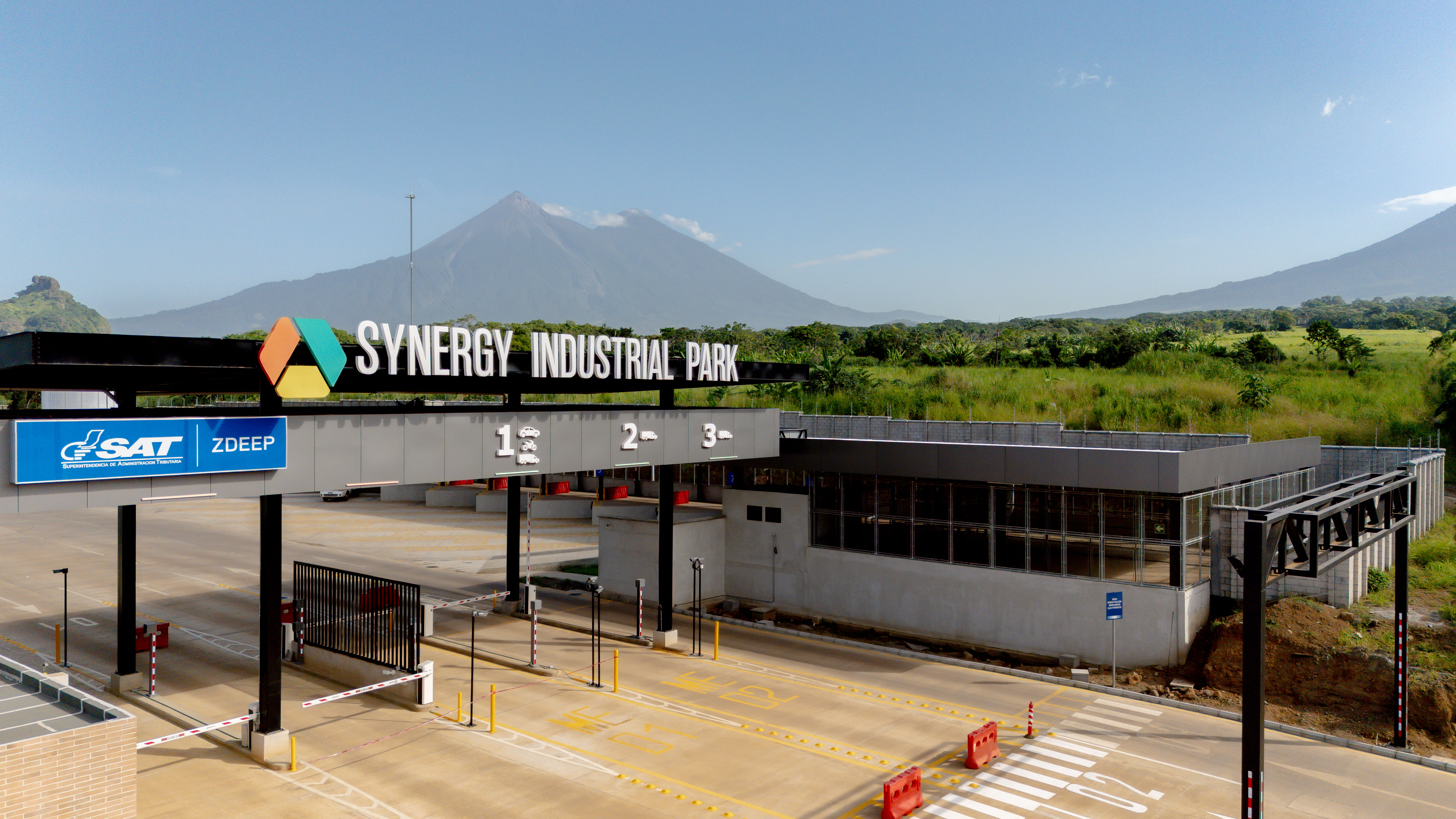 ZDEEP, SINERGY SAT ZOLIC. Se inaugur la Zona de Desarrollo Econmico Especial Pblico (ZDEEP) en el departamento de Escuintla. Esta zona fue aprobada por Zolic y autorizada por la SAT. Su inversin inicial fue de Q13,226,156.90 millones, abarca un rea de 57,765,304 metros cuadrados y fue desarrollada por Spectrum. En la imagen, instalaciones de la ZDEEP.

SYNERGY INDUSTRIAL PARK.  061026