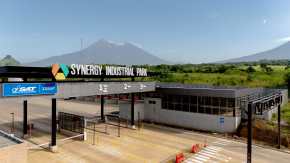 ZDEEP, SINERGY SAT ZOLIC. Se inaugur la Zona de Desarrollo Econmico Especial Pblico (ZDEEP) en el departamento de Escuintla. Esta zona fue aprobada por Zolic y autorizada por la SAT. Su inversin inicial fue de Q13,226,156.90 millones, abarca un rea de 57,765,304 metros cuadrados y fue desarrollada por Spectrum. En la imagen, instalaciones de la ZDEEP.

SYNERGY INDUSTRIAL PARK.  061026