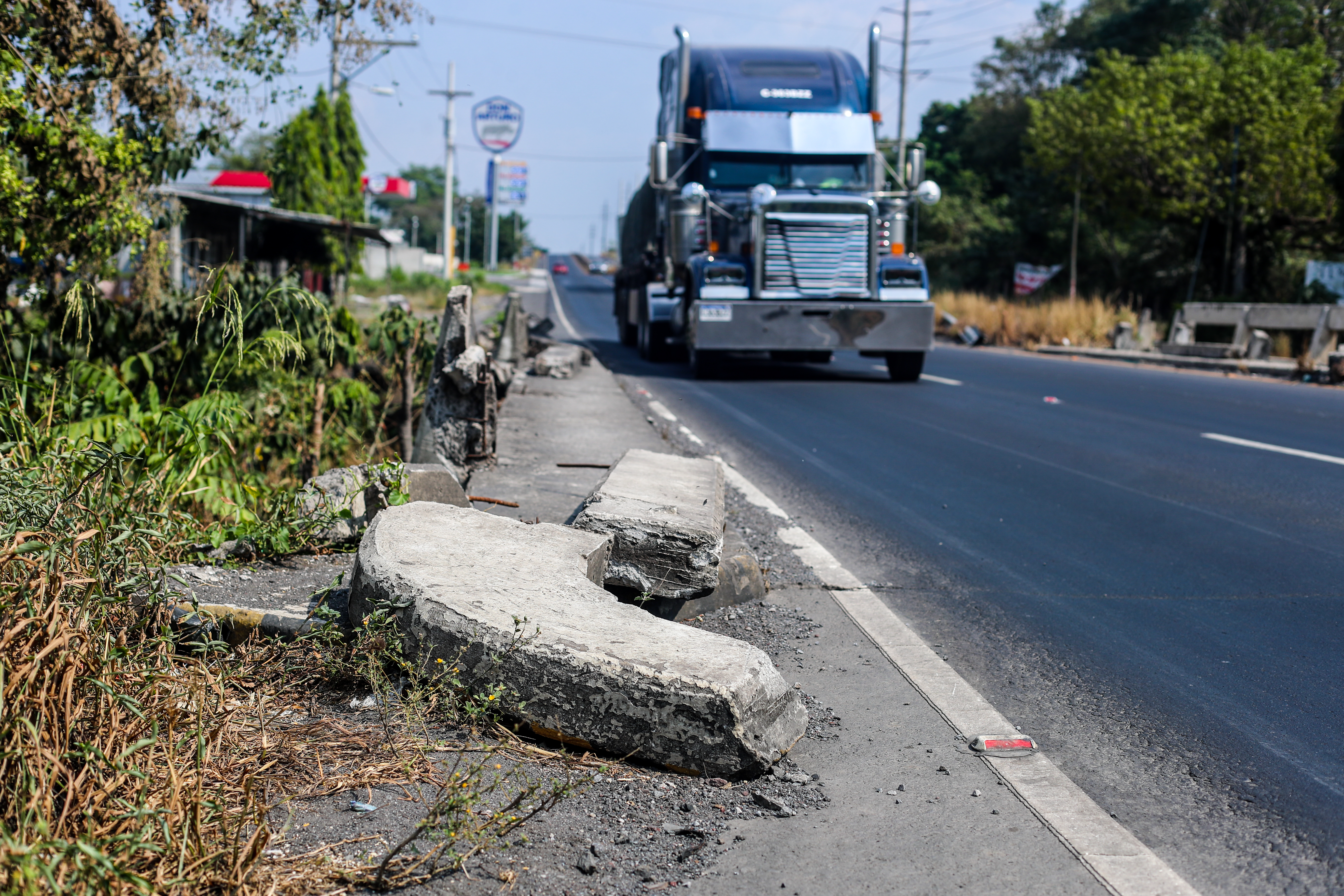 GNSD, INFRAESTRUCTURA CARRETERAS. Se visit la carretera CA-2 para graficar puntos de peligro para el peatn y automovilistas usuarios de la carretera. En la imagen, puente en la CA-2 jurisdiccin de Santa Luca Cotzumalguapa en mal estado.Juan Diego Gonzlez.  230226