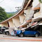 FOTODELDÍA AME4622. PENONOMÉ (PANAMÁ), 09/10/2026.- Socorristas caminan frente a una edificación afectada por el terremoto de magnitud 7,7 que sacudió el sureste de Panamá, con una profundidad de 10 kilómetros y generó daños en varios edificios y carreteras cercanas a la localidad de Tonosí, epicentro del temblor, este viernes en Penonomé (Panamá). EFE/ Bienvenido Velasco