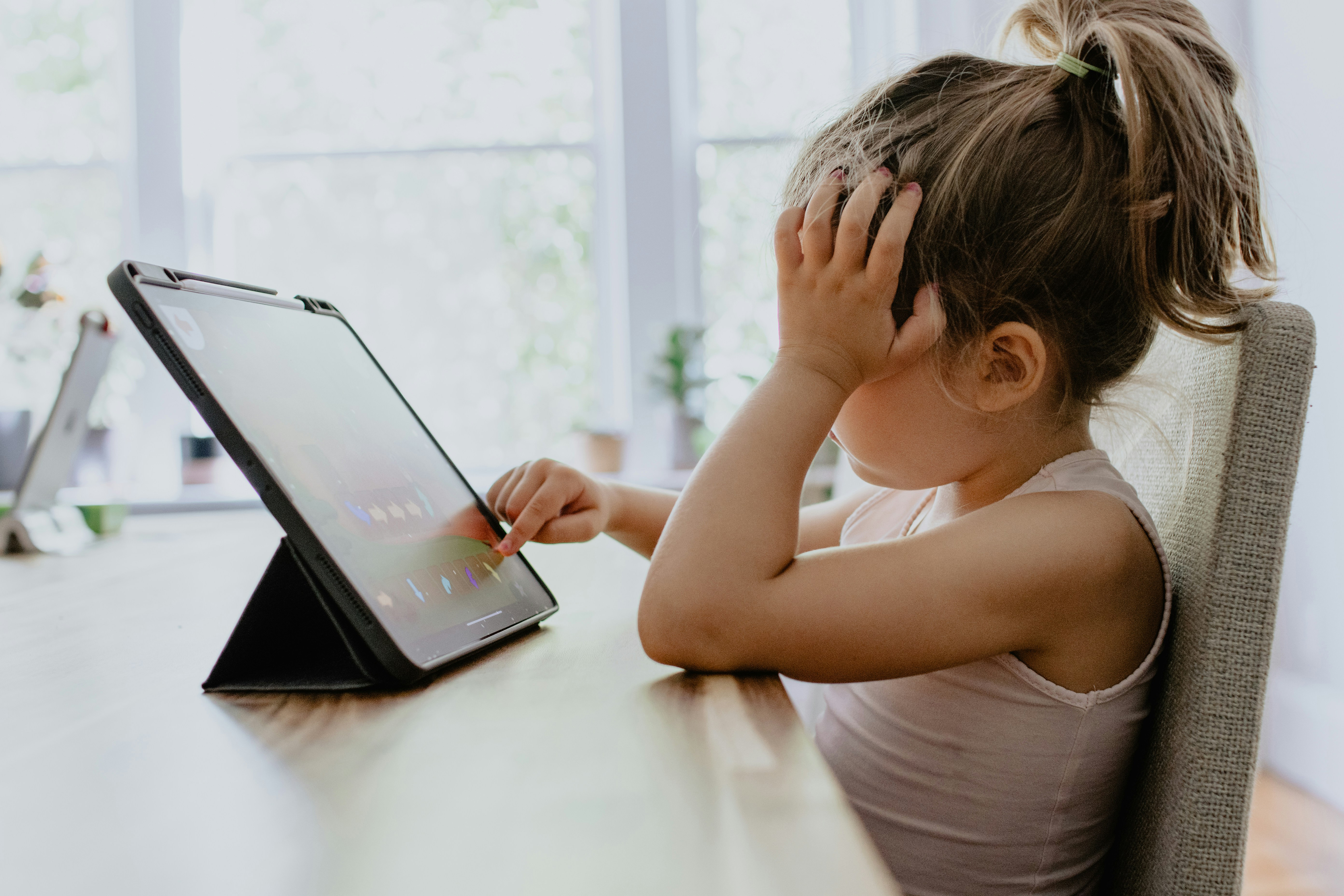 Pantallas, alimentos ultraprocesados y TDAH infantil: qué relación encontró un nuevo estudio