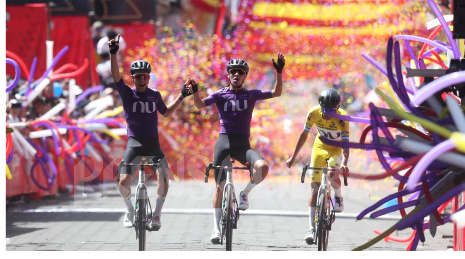 La escuadra colombiana firmó un espectacular triplete en la sexta etapa de la 65 Vuelta a Guatemala 2026, con Óscar Fernández como vencedor de la jornada, seguido por Jhonatan Chávez y el líder general Cristian Rico.(Foto Prensa Libre: Erick Ávila).
