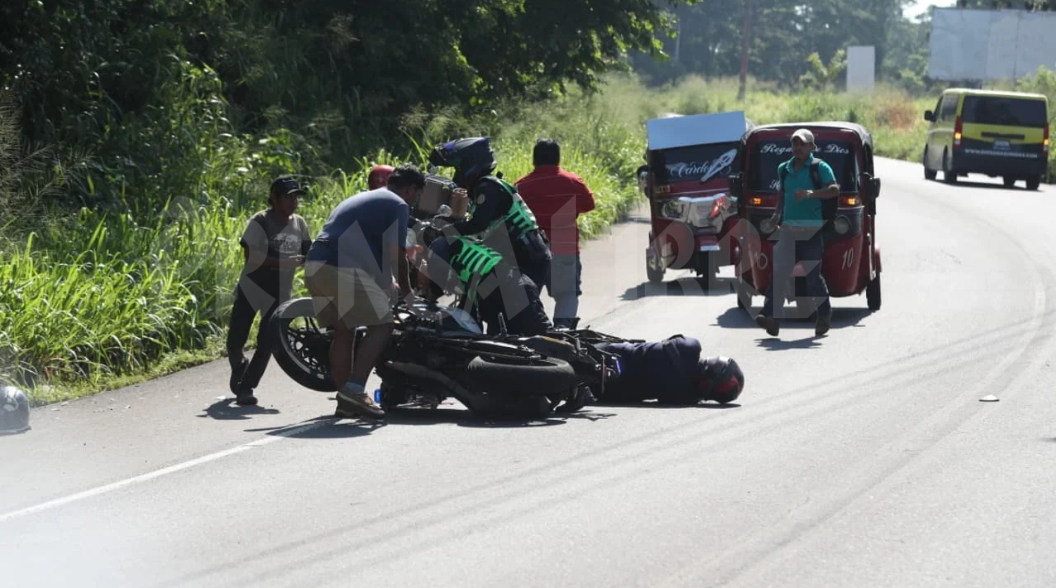 Dos motocicletas chocan durante operativo de tránsito en la Vuelta a Guatemala 2026.(Foto Prensa Libre: Erick Ávila).