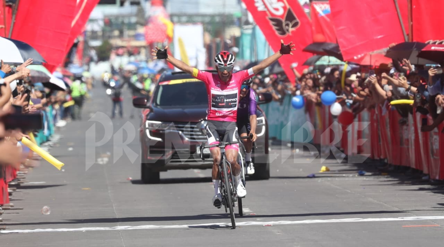 Wilson Chonay celebra su victoria en la quinta etapa de la Vuelta a Guatemala.(Foto Prensa Libre: Erick Ávila).