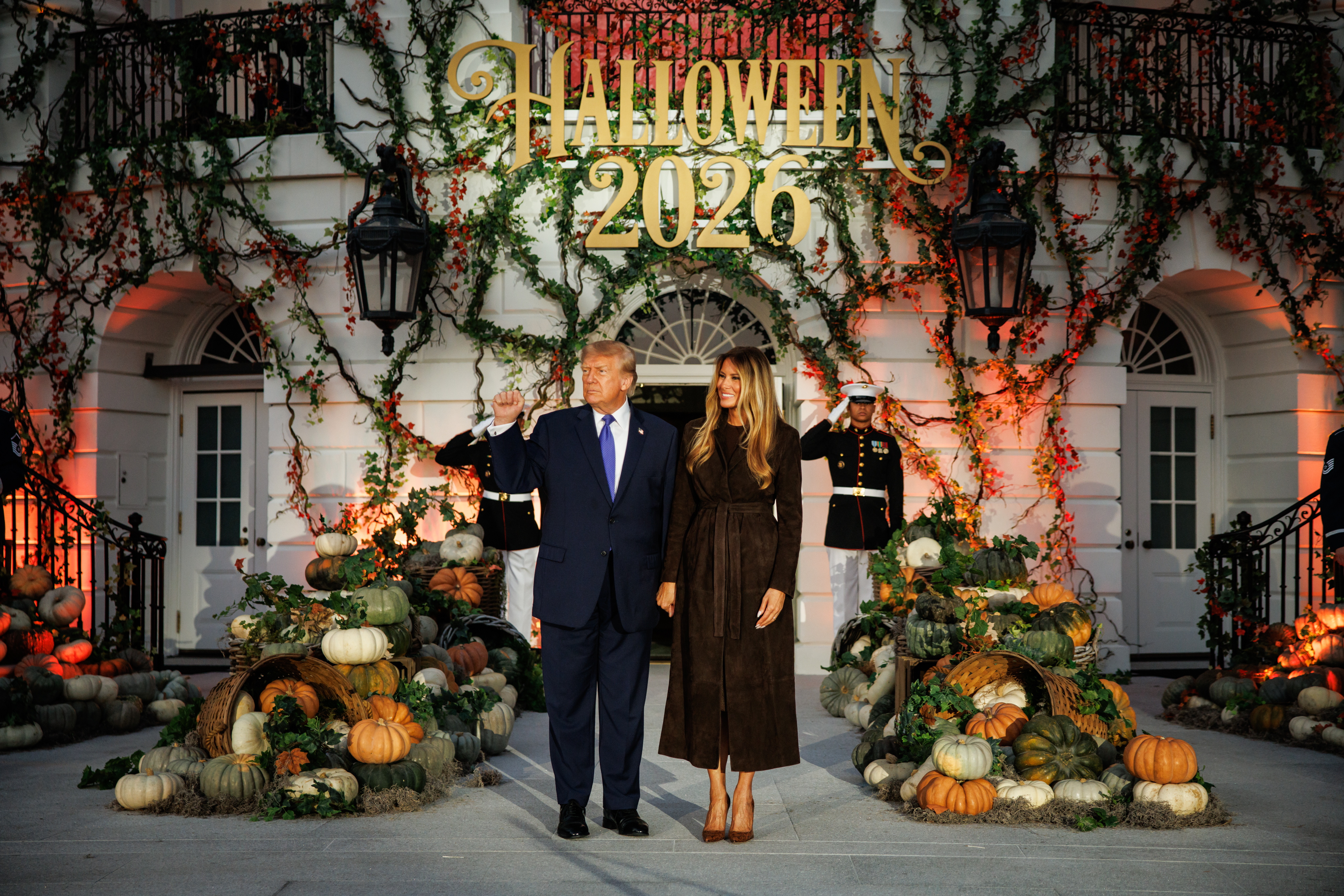 Donald y Melania Trump regresan a la Casa Blanca tras repartir dulces durante la celebración de Halloween en el Jardín Sur. (Foto Prensa Libre: EFE)
