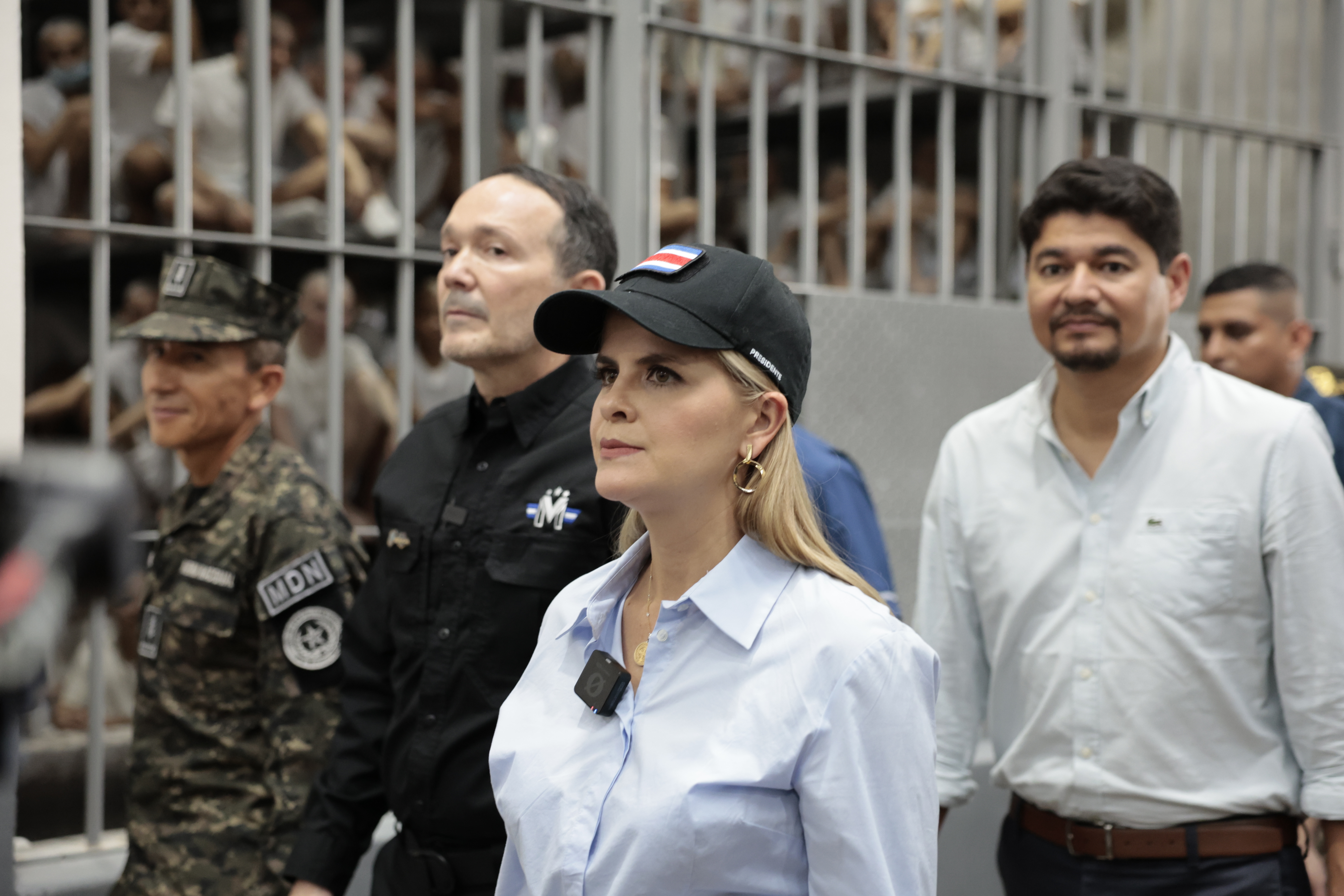 La presidenta de Costa Rica, Laura Fernández (c), visita el Cecot en Tecoluca, El Salvador, para conocer el modelo penitenciario de Nayib Bukele. (Foto Prensa Libre: EFE)